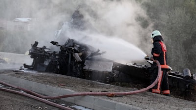 Malatya'da otobüse çarptıktan sonra duvara vuran tır yandı