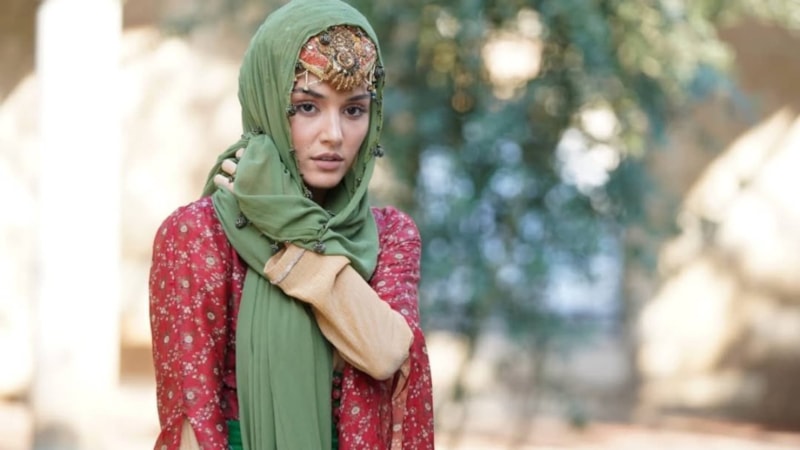 Hande Erçel'den başörtülü kare! Sosyal medyada yine gündem oldu