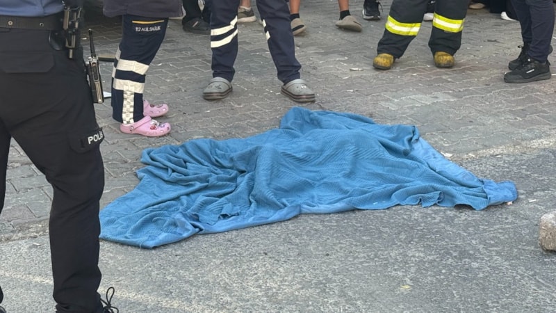 İstanbul'da servis minibüsü anne-oğula çarptı: 1 yaşındaki çocuk öldü