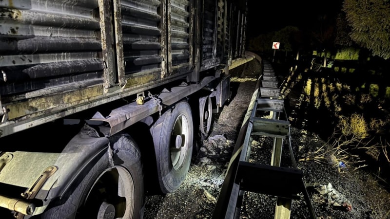 Malatya-Adıyaman karayolunda çekici alev aldı