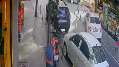 İstanbul'da kaldırımdan yola atlayan çocuğa otomobil çarptı