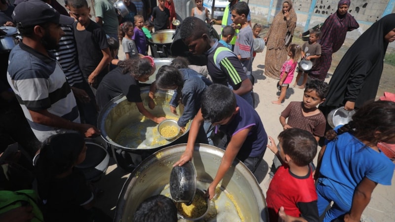 Gazze'de Filistinlilere sıcak yemek dağıtımı yapıldı