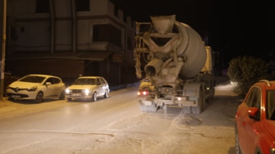 Hatay'da seyir halindeyken yola beton döken mikser vatandaşları çileden çıkarttı