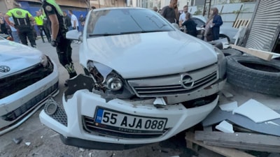 Samsun'da aracıyla polisten kaçarken esnafa çarptı: Ölümden döndü