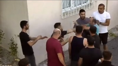 İstanbul'da trafikte tartıştıkları kişiyi dövmek için gelip annesini darbettiler