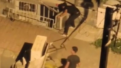 İstanbul'da klima motorunu çalmaya çalışırken yakalandılar: Kovalamaca kamerada