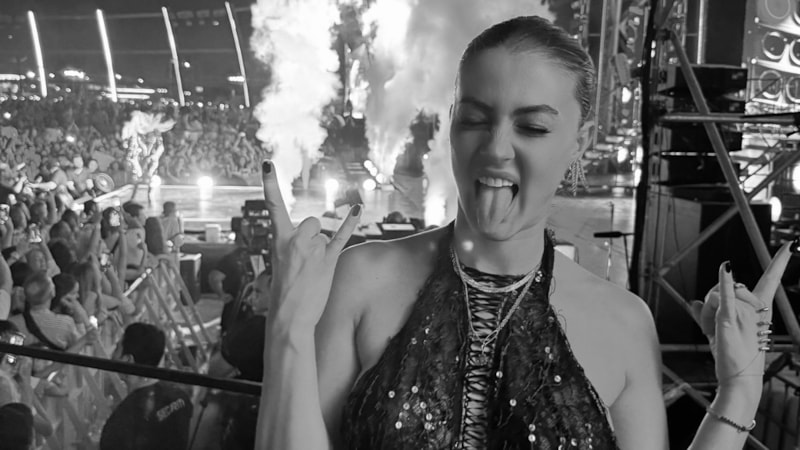 Hayranını kırmayıp makyajsız haliyle fotoğraf çektiren Burcu Özberk, sosyal medyada gündem oldu