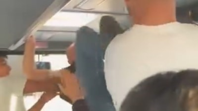 Elazığ'da yolcu otobüsü şoförü ile yolcu tekme tokat kavga etti