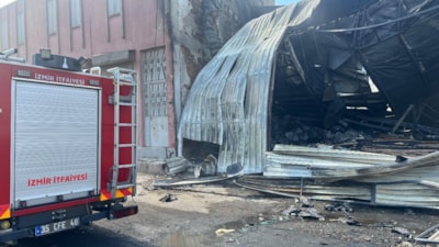 İzmir'de toplanmayan çöpler yandı: Alevlerin sıçradığı iş yeri kül oldu