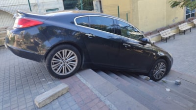 İstanbul'da bir sürücü yol zannettiği merdivende asılı kaldı