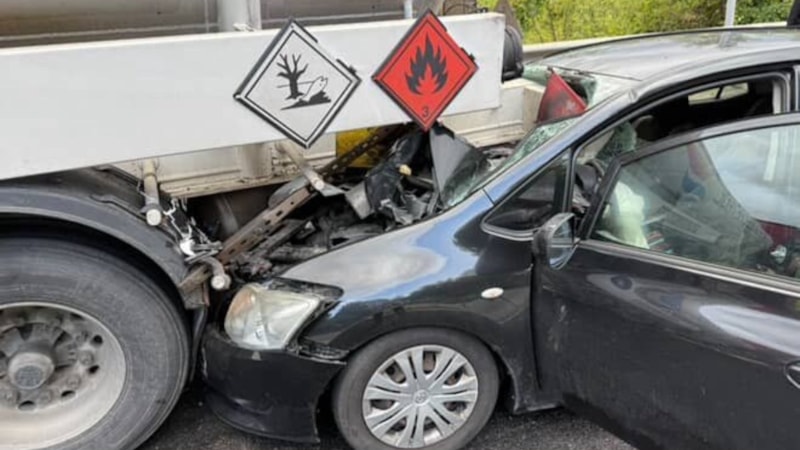 Düzce'de feci kaza: Otomobil tankere saplandı