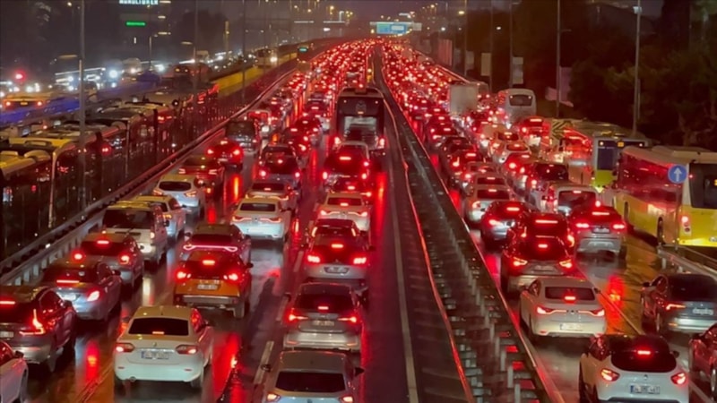 İstanbul'da trafik yoğunluğu yüzde 72'ye ulaştı