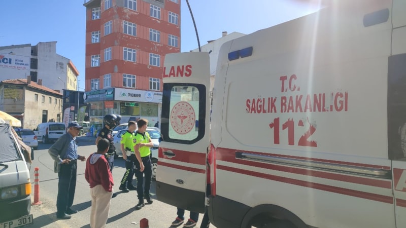 Edirne'de alkollü sürücü, minibüse tekme atmak isterken hastanelik oldu