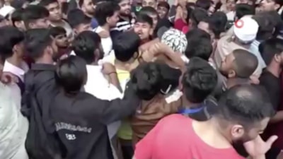 Hindistan'da 'iPhone 17' kuyruğunda birbirlerine girdiler