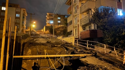 Karabük'te inşaat sahasının yanındaki yolun bir kısmı çöktü