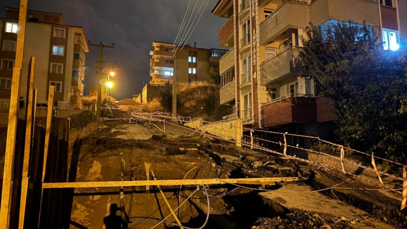 Karabük'te inşaat sahasının yanındaki yolun bir kısmı çöktü