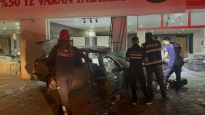 Adana'da kontrolden çıkan otomobil mobilya dükkanına daldı