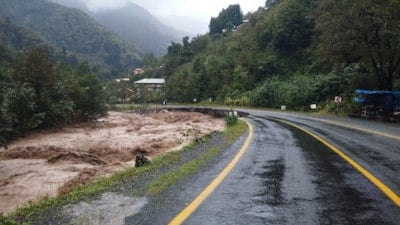 Artvin'de sağanak yağış hayatı felç etti