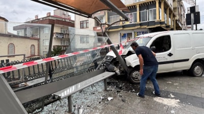 Trabzon'da el freni çekilmeyen araç kontrolden çıkarak durağa daldı