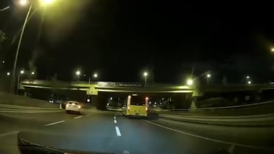 İstanbul'da makas atan otomobil 2 otobüse birden çarptı