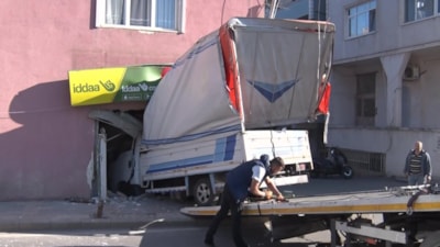 İstanbul'da kamyonet ganyan bayisine girdi: Ortalık savaş alanına döndü