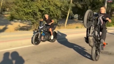 Bursa'da tek teker üzerinde trafikte tehlike saçtı: Sadece ölüler görür