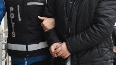 İzmir'de polislere hakaret edip saldırdılar: Adli kontrolle serbest kaldılar