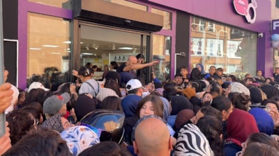 Karaman'da kozmetik mağazası açılışında izdiham yaşandı: Polisler çıldırdı