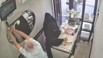 Diyarbakır'da kuyumcunun dikkatini dağıtıp 2,5 kilogram altın çaldılar