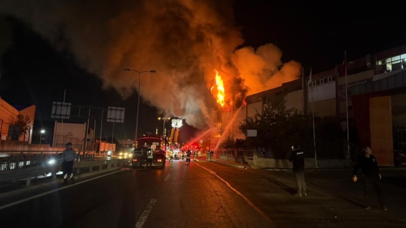 İstanbul'da 2 katlı plastik atölyesinde korkutan yangın
