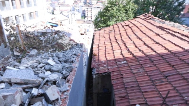 İstanbul'da çürük raporlu bina yıkıldı: Yanındaki gecekondu nedeniyle evleri yapılamıyor