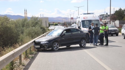 Sivas'ta bariyerlerle tırın arasında sıkışan otomobil metrelerce sürüklendi