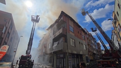 İstanbul'da  2 katlı binanın çatısında çıkan yangın bitişikteki binaya sıçradı