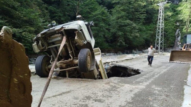 Artvin'de yol onarımı sırasında kamyon göçüğe düştü