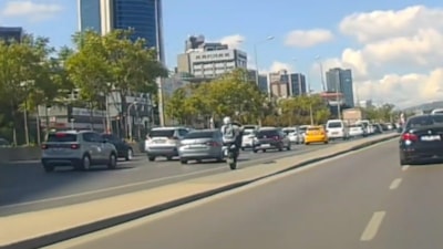 İstanbul'da motosikletlinin tek teker üzerinde tehlikeli yolculuğu kamerada