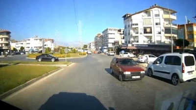 Antalya'da ambulans şoförünün dikkati 1 dakikada 2 kazayı önledi