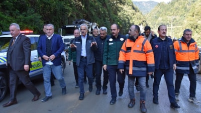 Abdulkadir Uraloğlu ve Osman Aşkın Bak, Çamlıhemşin'deki yol çalışmalarını inceledi