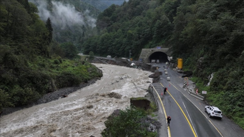 Rize'deki selden zarar gören 17 kişi, askeri helikopterler ile kurtarıldı