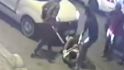 İstanbul'da arabada tartıştıkları adamı araçtan indirip sopayla dövdüler