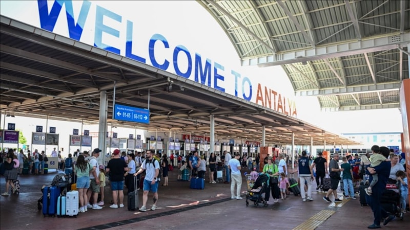 Ege ve Akdeniz'deki havalimanları turist sezonunda rekora uçtu