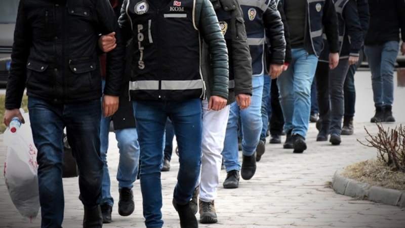 İzmir'de FETÖ'ye yönelik operasyonda 10 şüpheli yakalandı
