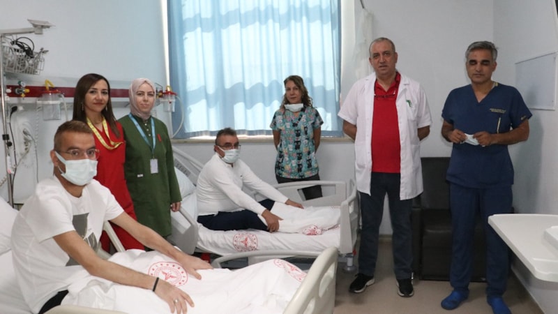 Siirt'te ağabeyi böbreğini verdi, hayata tutundu