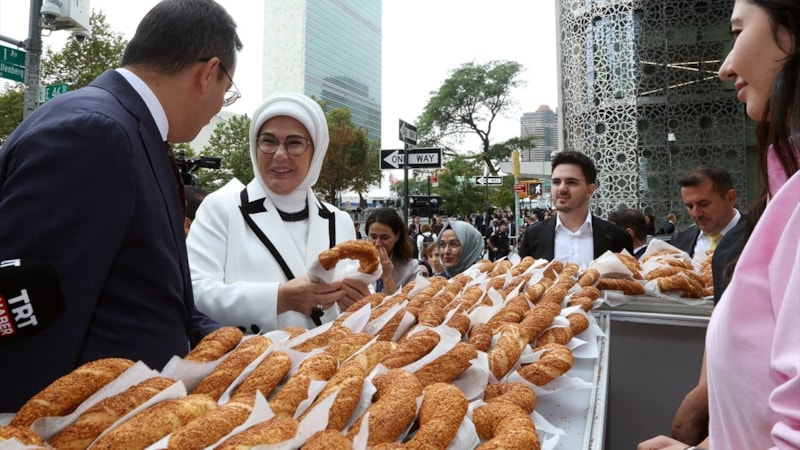 Emine Erdoğan'dan Türkevi'nin yakınındaki simit standına ziyaret