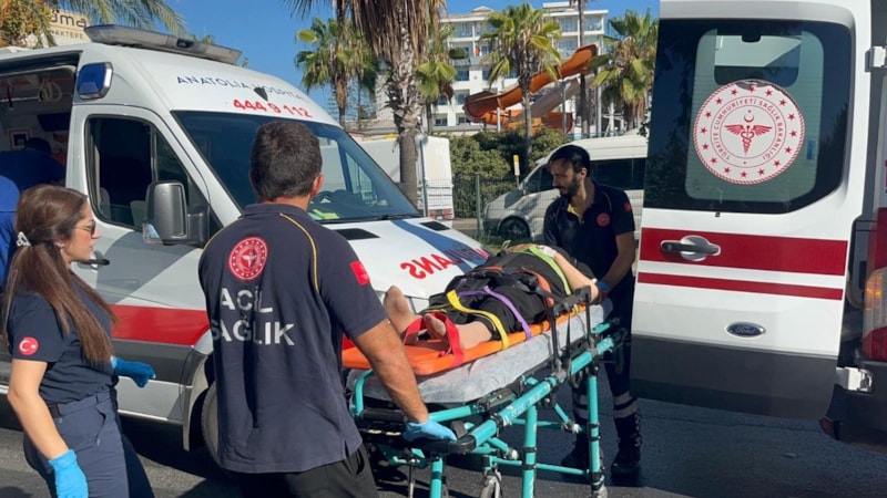 Antalya'da tur otobüsüyle yolcu midibüsü çarpıştı: 2'si ağır 15 yaralı