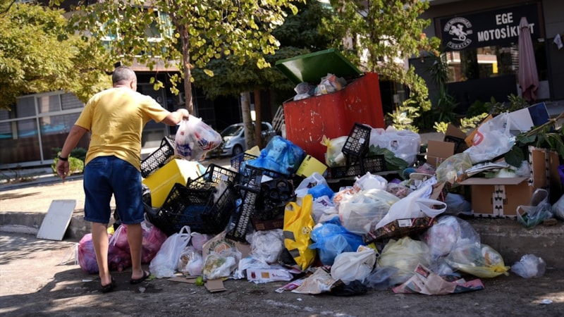 Karşıyaka'da toplanmayan çöpler tepki çekti: Bu manzara yakışıyor mu?