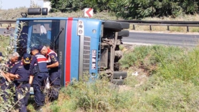 Mersin'de cezaevi aracı devrildi: 12 yaralı