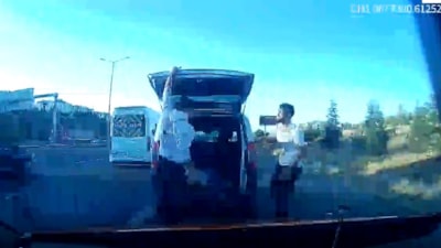 Ankara'da yol verme tartışmasında taksiciyi takip edip sopayla darbettiler