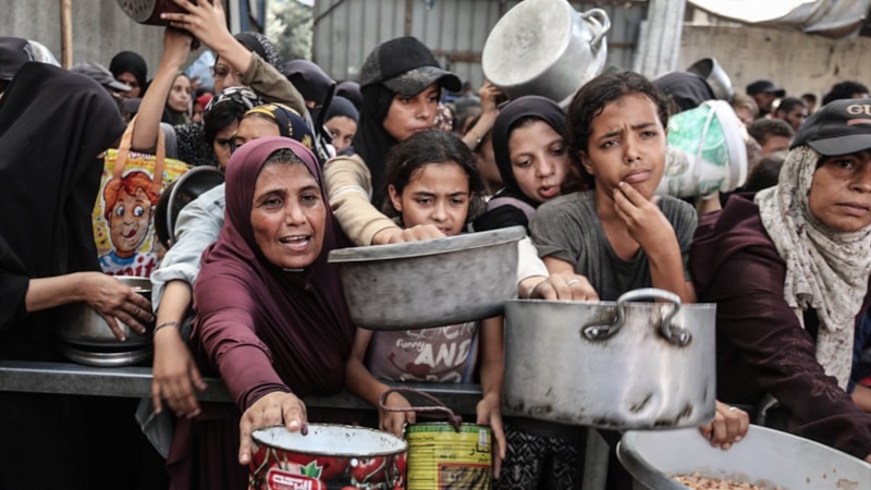 Gazze'de Filistinlilere sıcak yemek dağıtıldı