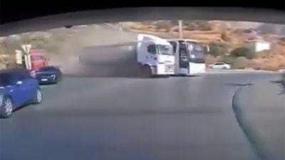 Aydın'da freni tutmayan tırın otobüse çarptığı anlar kamerada