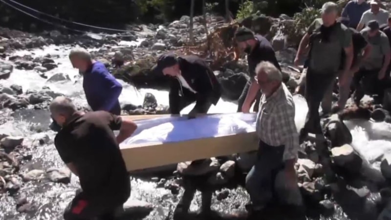 Artvin'de sel afetinde yol çöktü: Cenaze elden ele taşındı